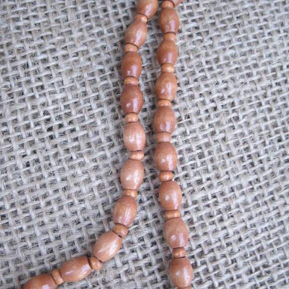 Vintage handmade necklace from 1980s. Made of various wood beads and metal seed - Picture 5 of 12